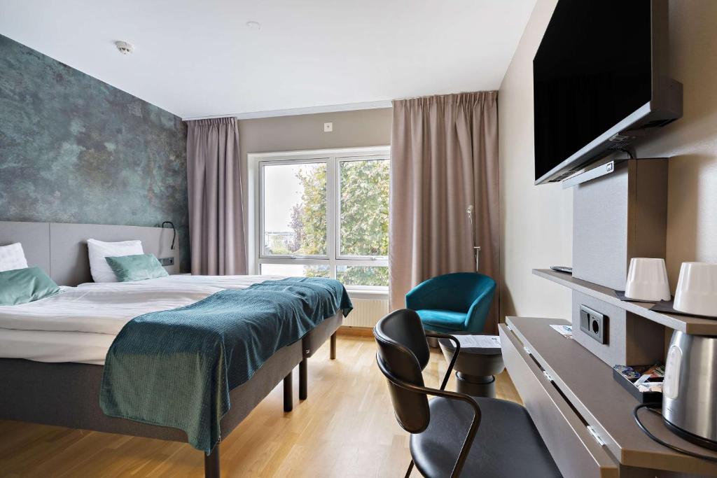 une chambre d'hôtel avec un lit et une fenêtre dans l'établissement Best Western Hotel Vidöstern, à Värnamo