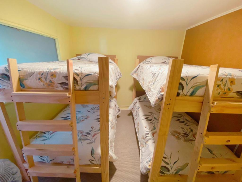 Postel nebo postele na pokoji v ubytování Indomito Sur Hostel