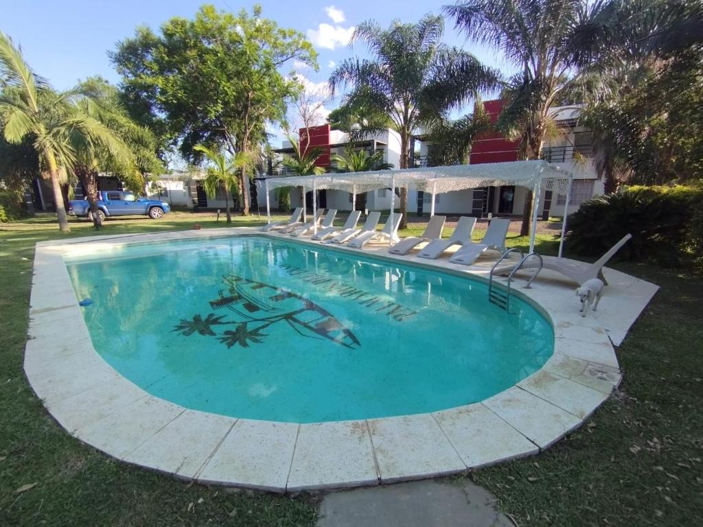 una gran piscina con sillas alrededor en Palmares del Paso en Paso de la Patria