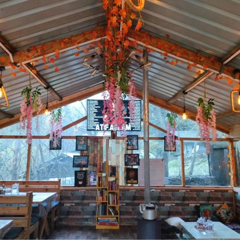 Restaurace v ubytování Mystic Vibes - Jibhi