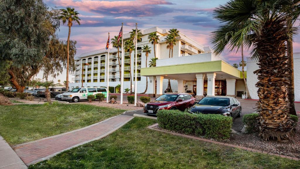 un hotel con coches aparcados delante en Holiday Inn & Suites Phoenix-Mesa-Chandler, an IHG Hotel en Mesa