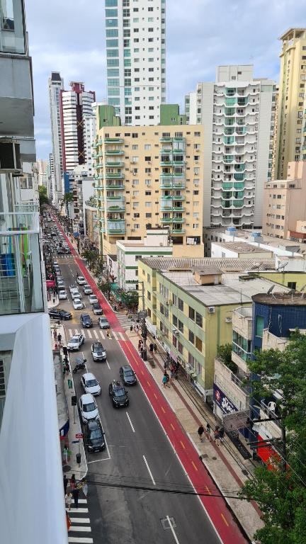 vistas a una calle de la ciudad con coches y edificios en Av Brasil 100m do Shopping e garagem privativa, en Balneário Camboriú