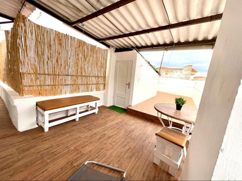 ein Wohnzimmer mit einem Tisch und einem Sofa in der Unterkunft Apartamento deluxe Terraza y bbq in Santa Amalia