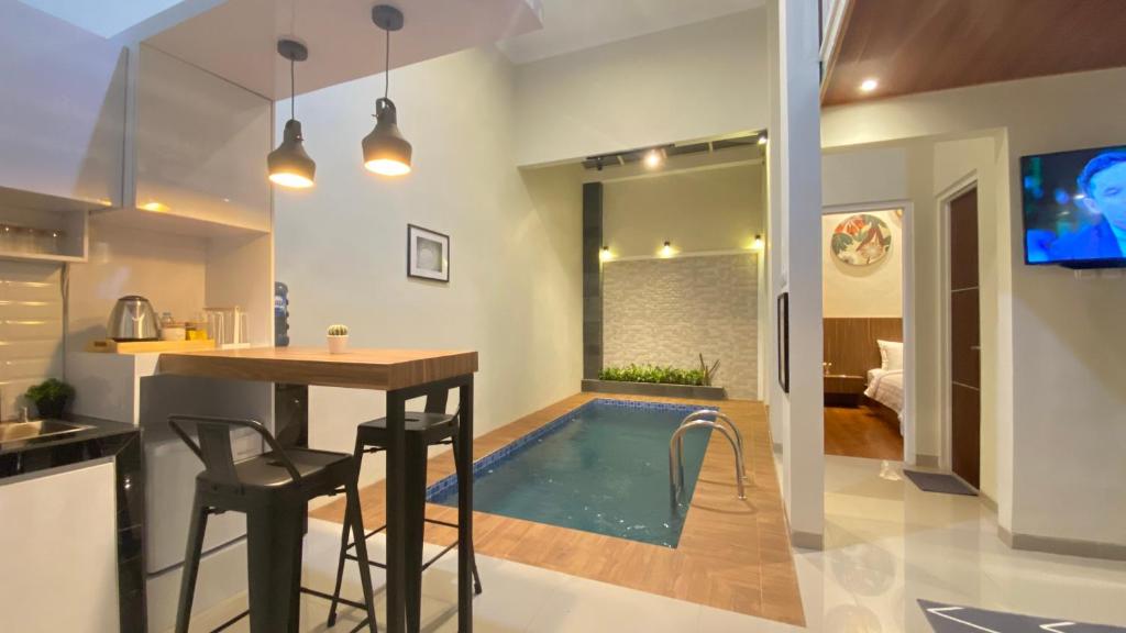 cocina y sala de estar con piscina en Nadika Homes Private Pool, en Karangploso