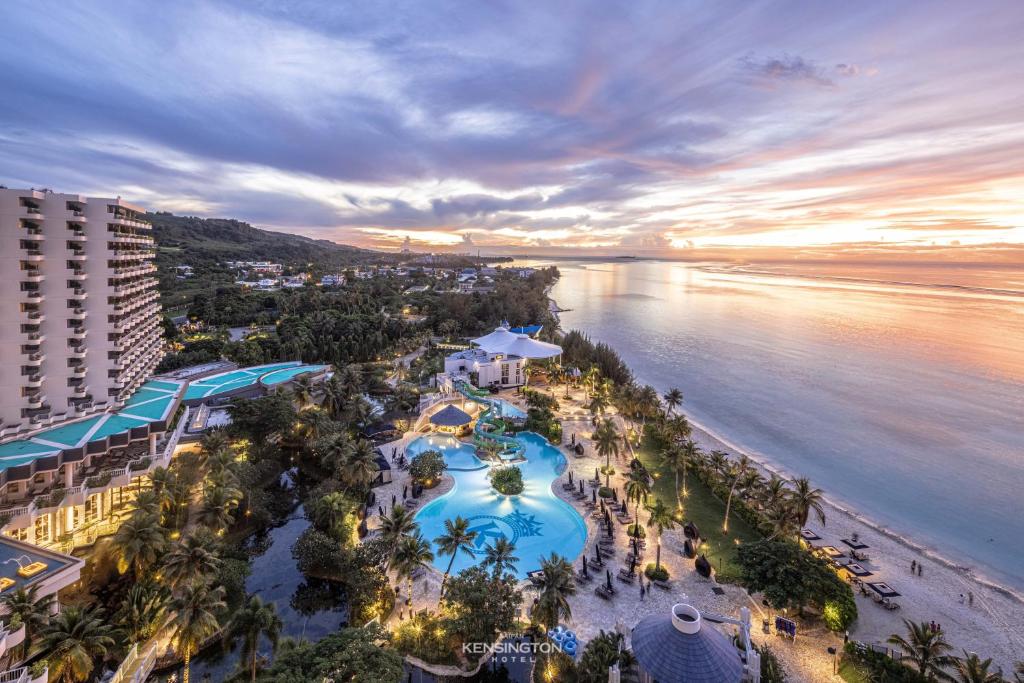 una vista aérea de un complejo y de la playa al atardecer en Kensington Hotel Saipan, en San Roque