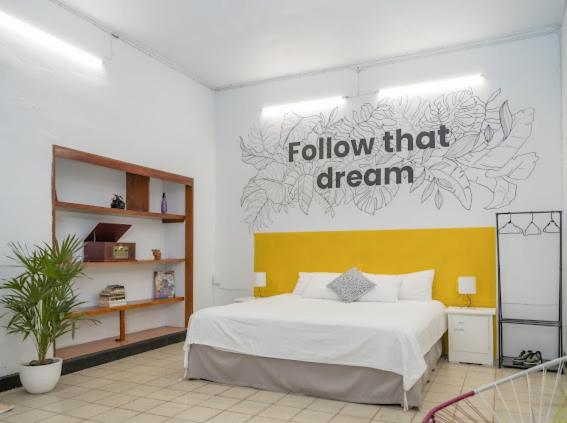 1 dormitorio con 1 cama de color amarillo que marca el sueño en The cool house Habitación 2, en Ciudad Guzmán