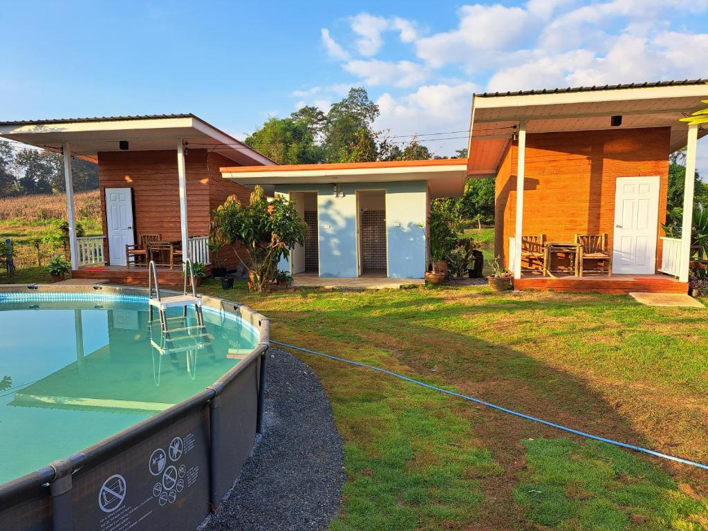 uma casa com piscina no quintal em Paa & Michaels Resort 