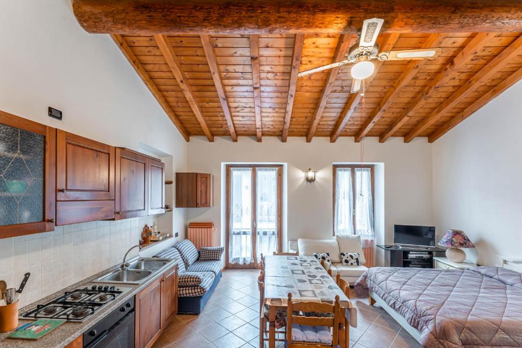 cocina y sala de estar con ventilador de techo en Pina's House - by Host4U, en Gussago