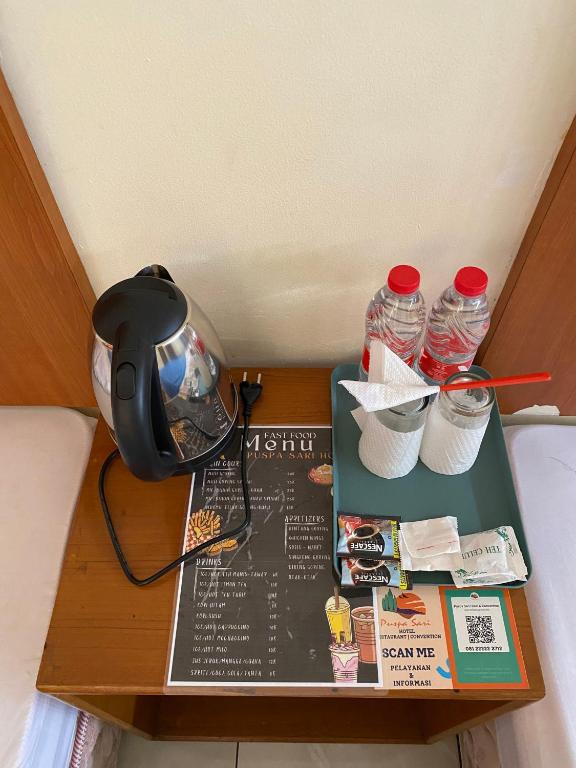 Příslušenství pro přípravu čaje a kávy v ubytování Hotel Puspa Sari