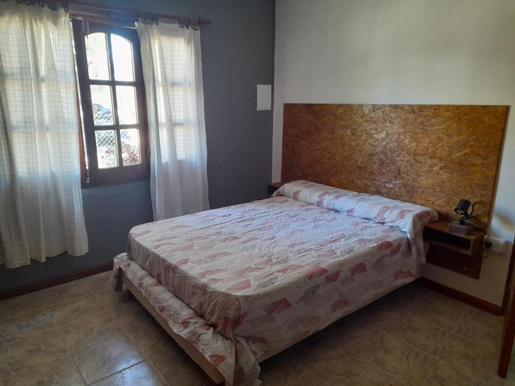 1 dormitorio con 1 cama grande en una habitación en Particular en Villa Gesell