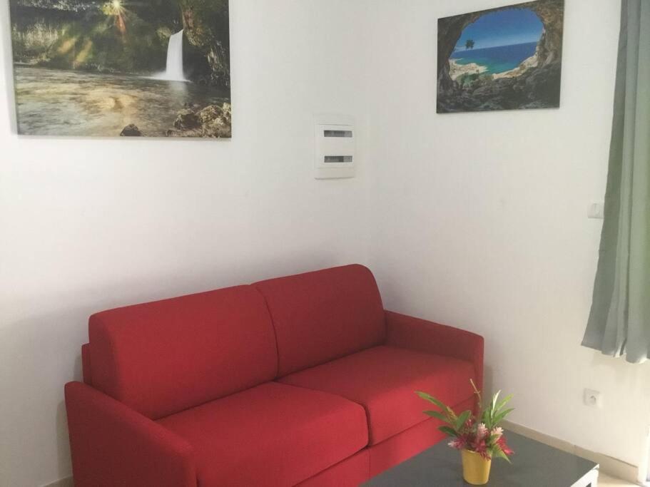 Posezení v ubytování Les Lucioles 1 Beau T2 en forêt tropicale avec accès piscine
