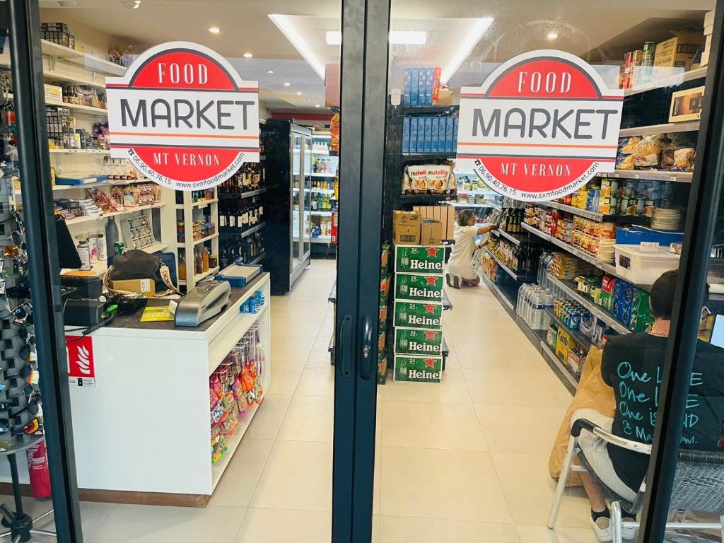 Supermarket nebo jiné obchody v  aparthotelu nebo okolí
