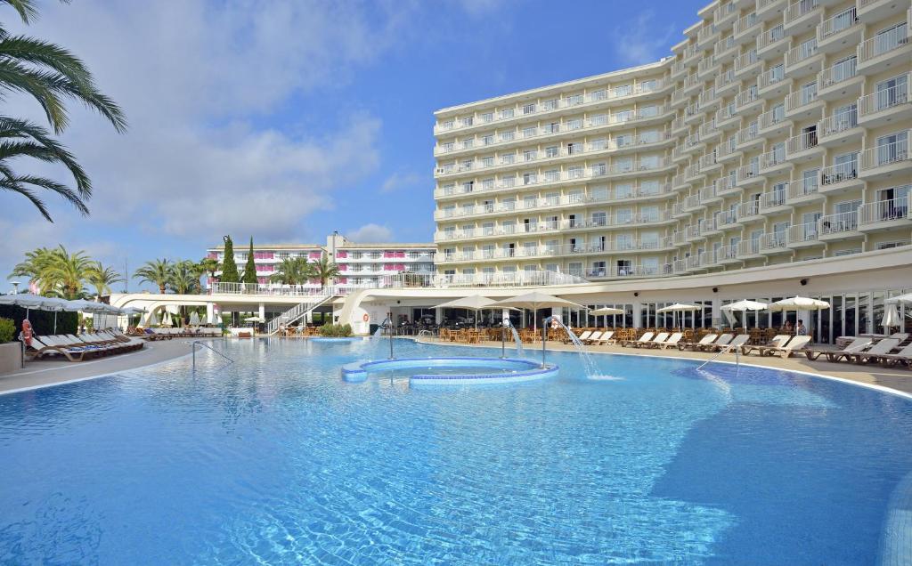 une grande piscine en face d'un hôtel dans l'établissement Sol Guadalupe, à Magaluf