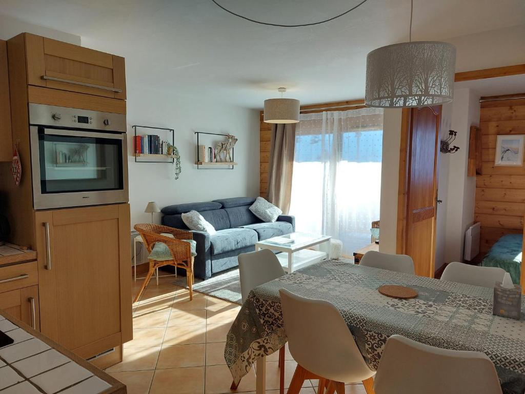 Zdjęcie z galerii obiektu Appartement cosy 3 pièces, balcon, ski aux pieds, Arc 1800, Le Chantel - FR-1-411-866 w mieście Bourg-Saint-Maurice