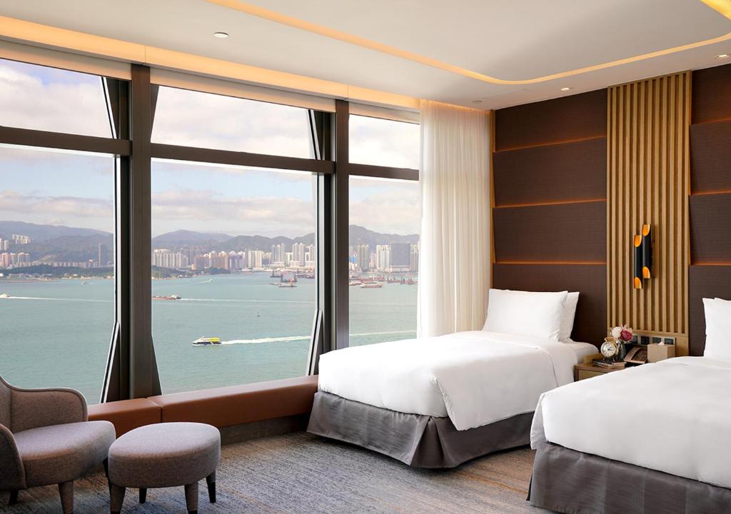 香港Oasis Aurum 181 Hotel的酒店客房设有两张床和大窗户。