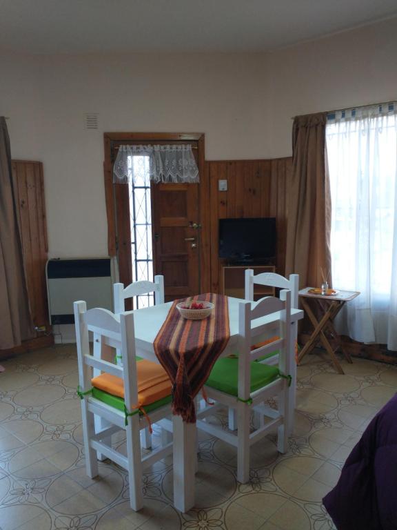 - une salle à manger avec une table et deux chaises dans l'établissement Cómodo monoambiente a 5 minutos del centro!, à San Carlos de Bariloche