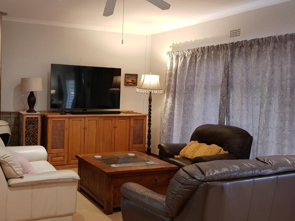 Tortuga - Peaceful Holiday Home with Loadshedding Backup - Image 24
