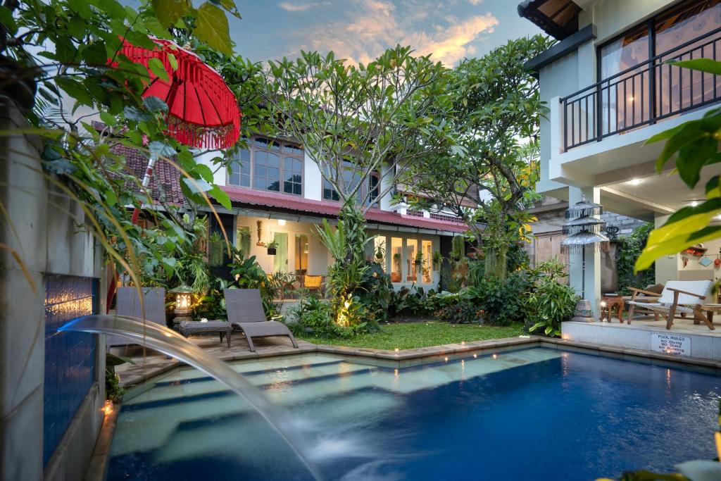 une maison avec une piscine en face d'une maison dans l'établissement Angel House Ubud Eco Villa, à Ubud