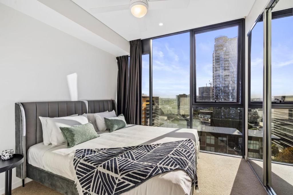 - une chambre avec un lit et une grande fenêtre dans l'établissement Luxury 2 Bedroom 2 Bathroom in the heart of South Brisbane, à Brisbane