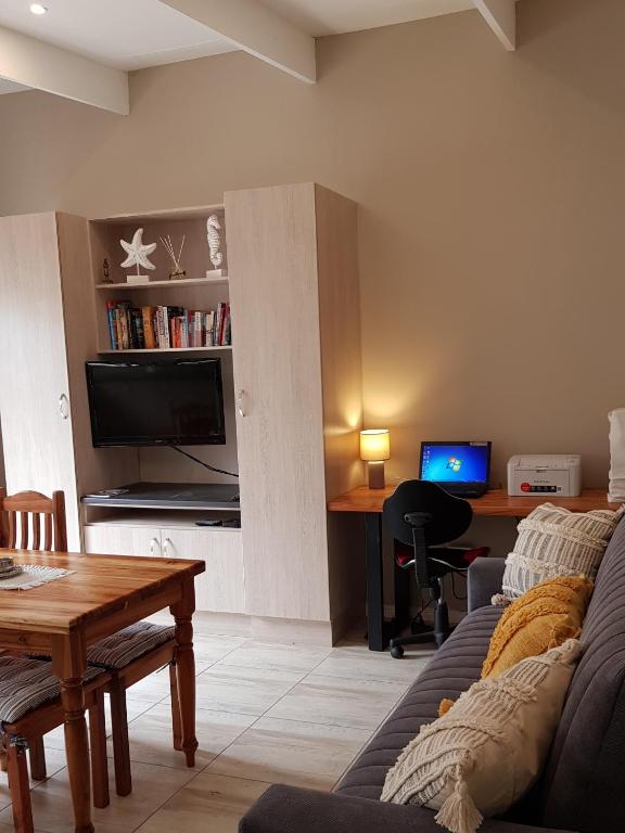 Tortuga - Peaceful Holiday Home with Loadshedding Backup - Image 35