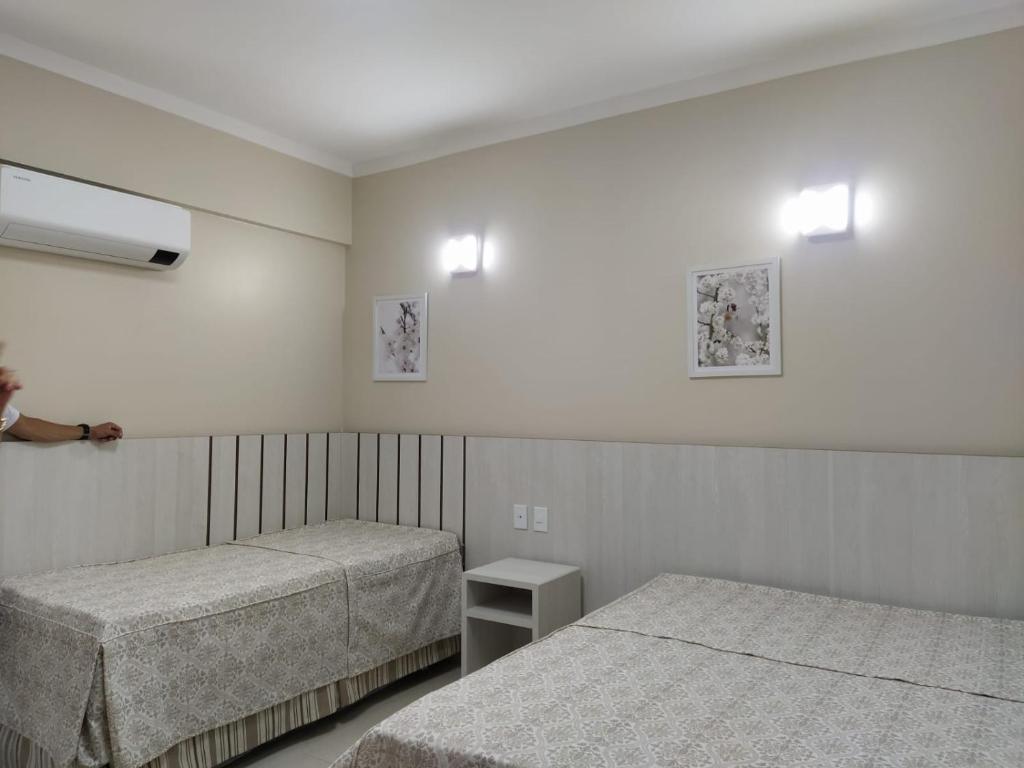 1 dormitorio con 2 camas y calentador en Spazzio Diroma Acqua e Splash Caldas novas, GRATIS PARK, en Caldas Novas