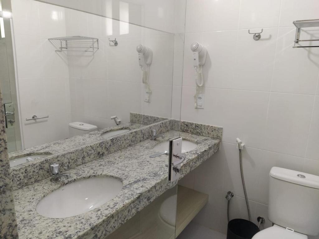 La salle de bains est pourvue d'un lavabo et de toilettes. dans l'établissement Spazzio Diroma Acqua e Splash Caldas novas, GRATIS PARK, à Caldas Novas