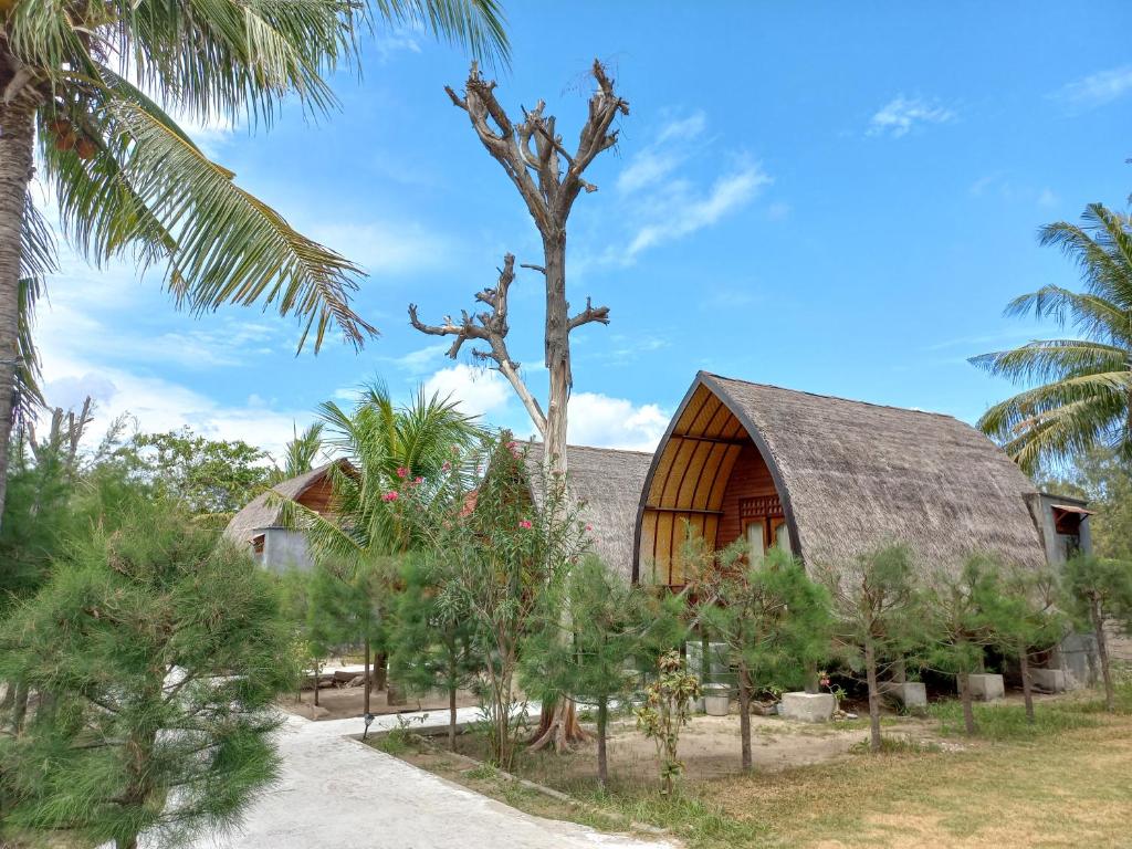 Nusa Indah Bungalows - 木制平房与花园景观