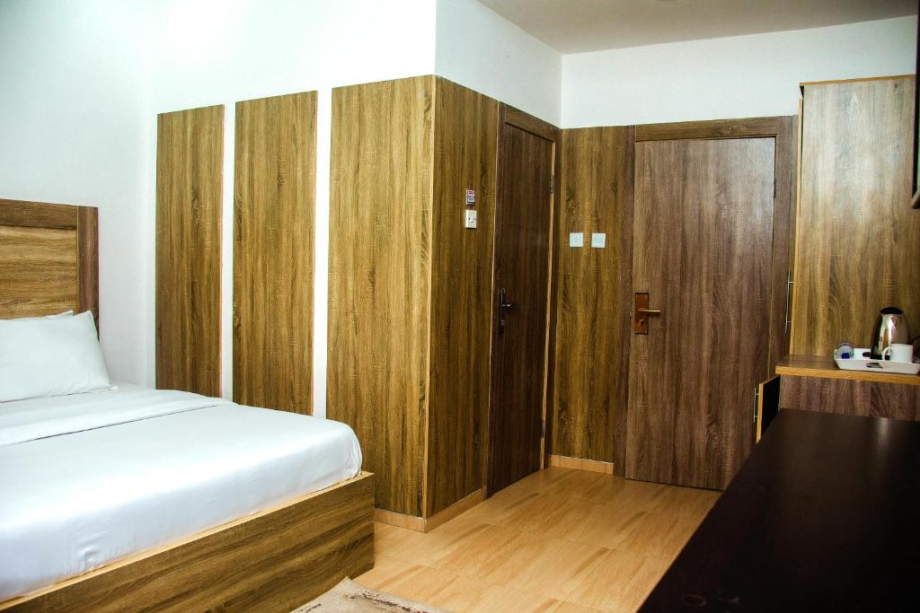Postel nebo postele na pokoji v ubytování Hotel Capitol