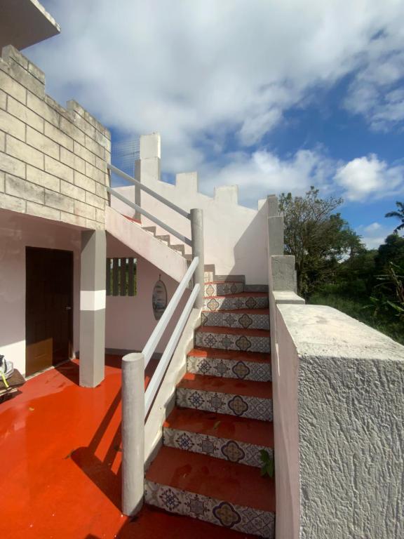 eine Treppe, die zu einem Haus mit blauem Himmel führt in der Unterkunft Chillax Inn in Tagaytay