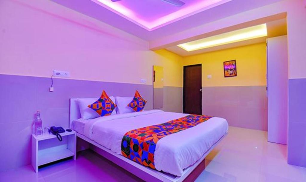 1 dormitorio con 1 cama grande en una habitación en FabHotel Empire Executive, en Pune