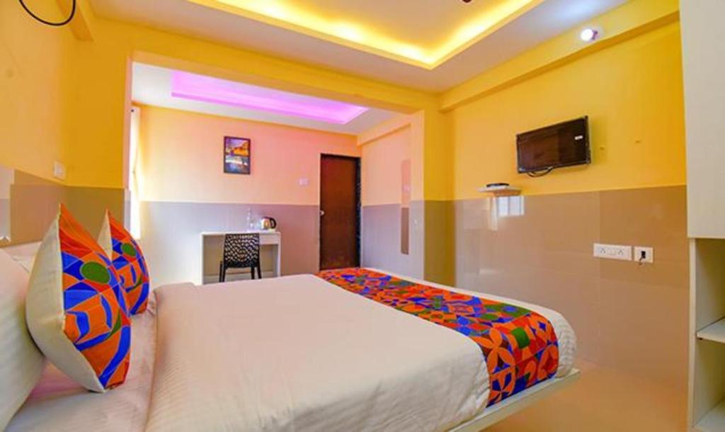 Postel nebo postele na pokoji v ubytování FabHotel Empire Executive - Nr HINJEWADI PHASE 1