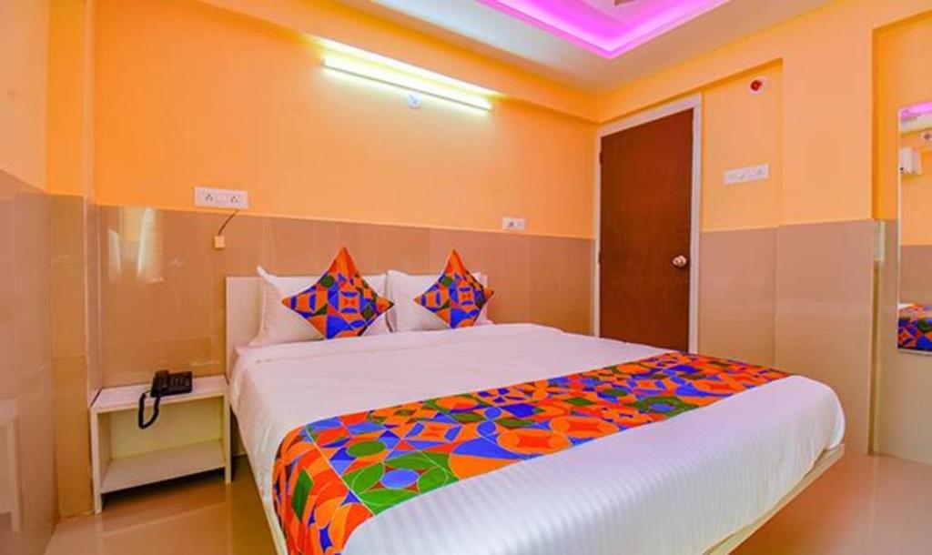 Postel nebo postele na pokoji v ubytování FabHotel Empire Executive - Nr HINJEWADI PHASE 1