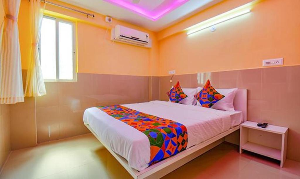 Postel nebo postele na pokoji v ubytování FabHotel Empire Executive - Nr HINJEWADI PHASE 1