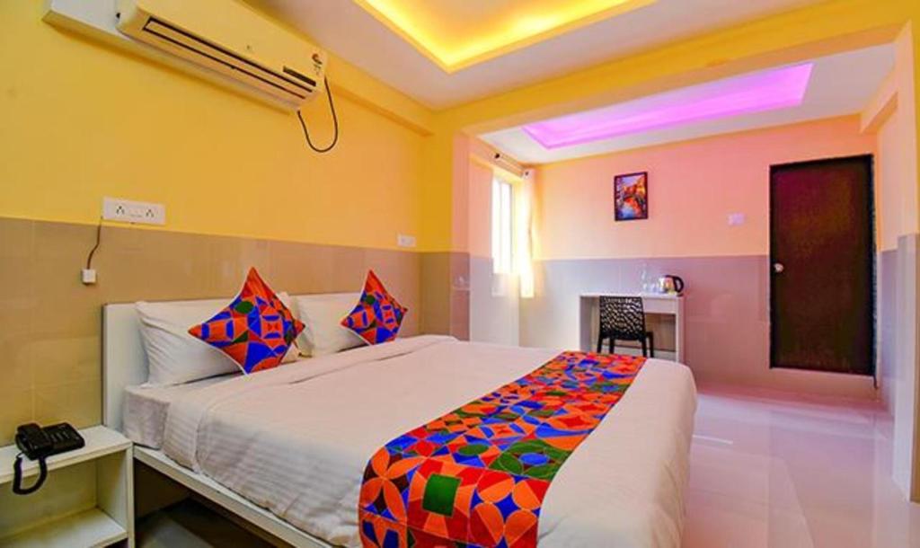 Postel nebo postele na pokoji v ubytování FabHotel Empire Executive - Nr HINJEWADI PHASE 1