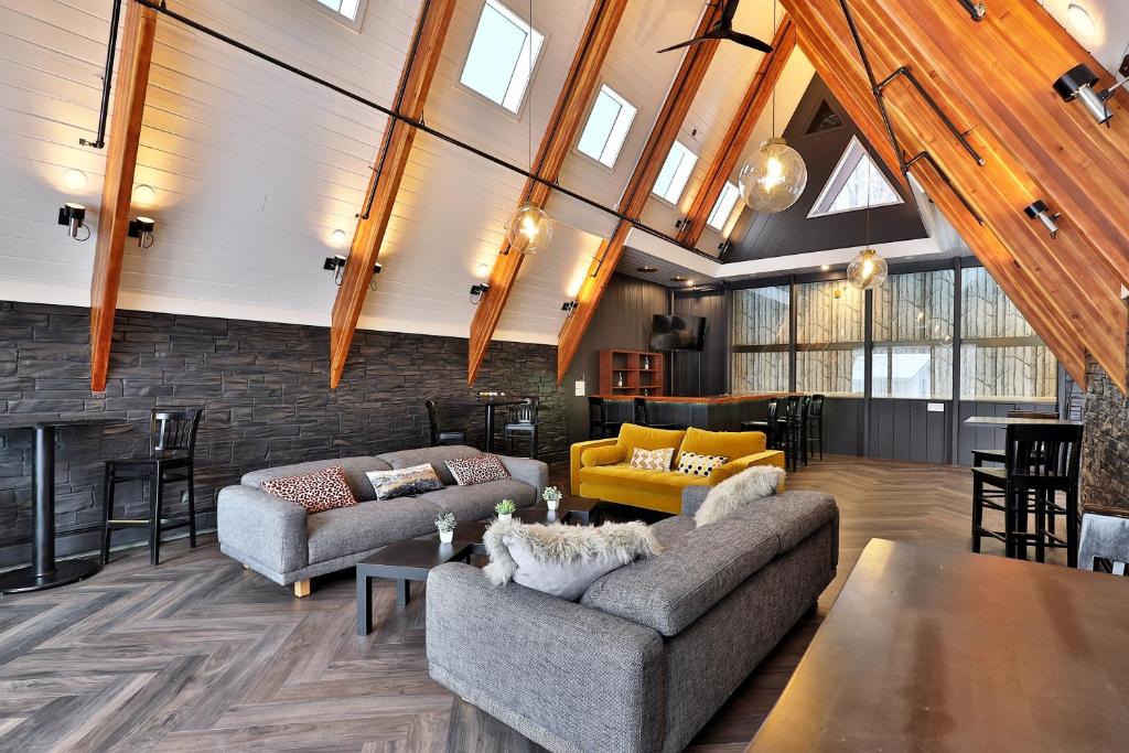a living room with two couches and a table at Rent An Inn! Takeover the Birch Ridge with your group, Mountain Lodge- 11 Rooms, Bar, Fireplace, 28ppl home in Killington