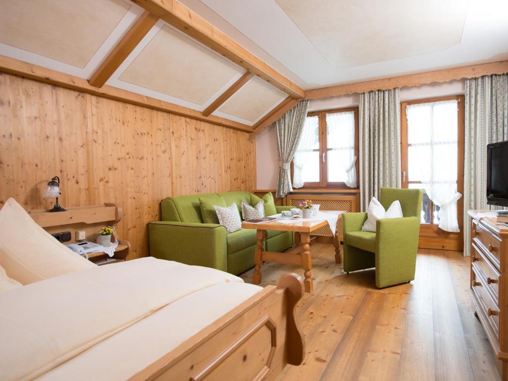 TV a/nebo společenská místnost v ubytování Biohotel Walserstuba