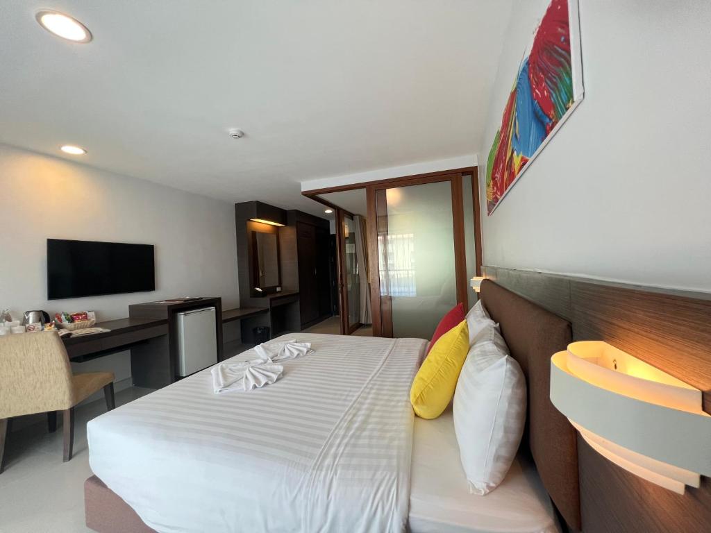 TV a/nebo společenská místnost v ubytování Riche Hua Hin Hotel - SHA Plus