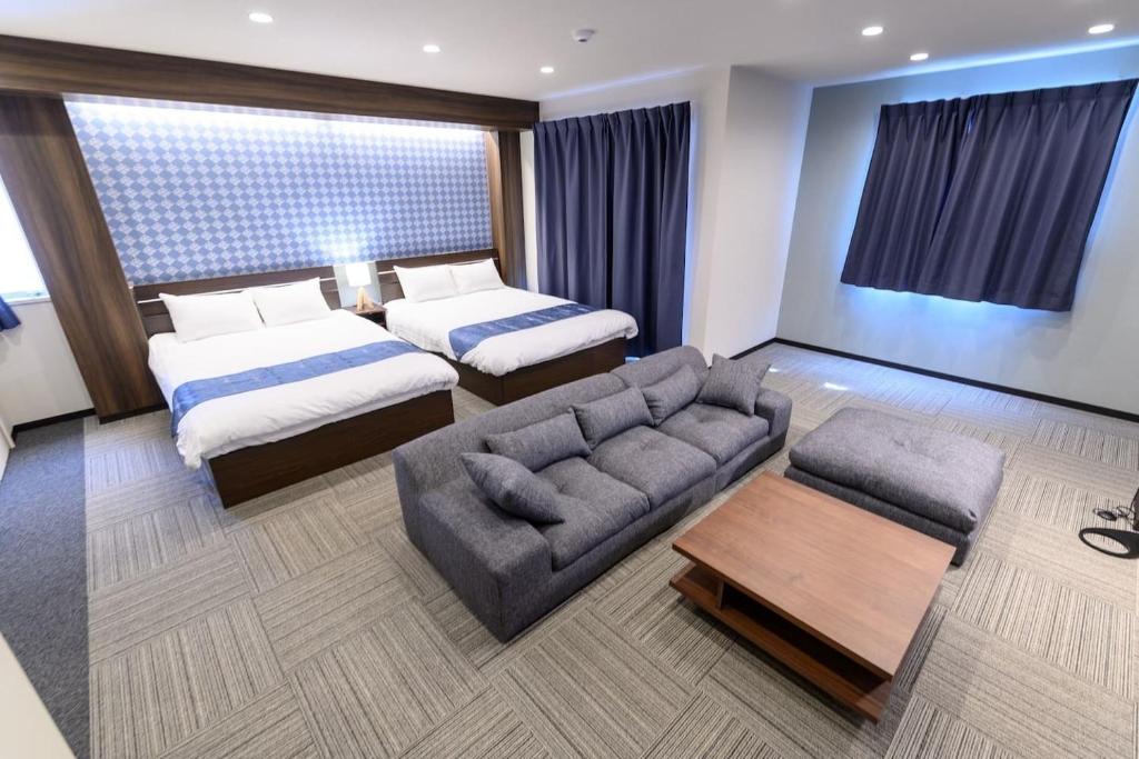 um quarto de hotel com duas camas e um sofá em winco - Vacation STAY 06658v em Tóquio
