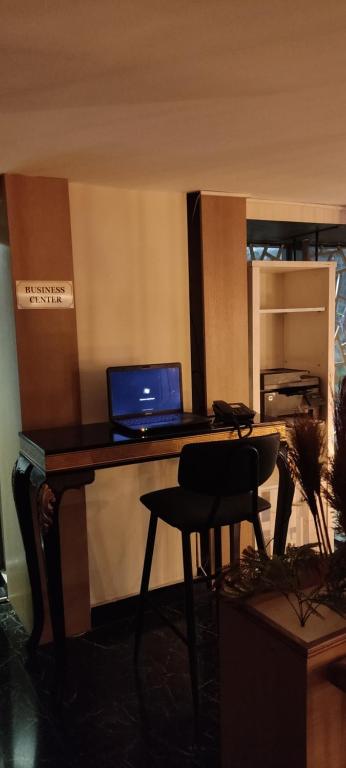 A television and/or entertainment centre at Kuhla Hotel