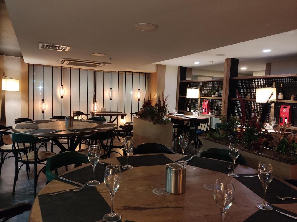A restaurant or other place to eat at Kuhla Hotel