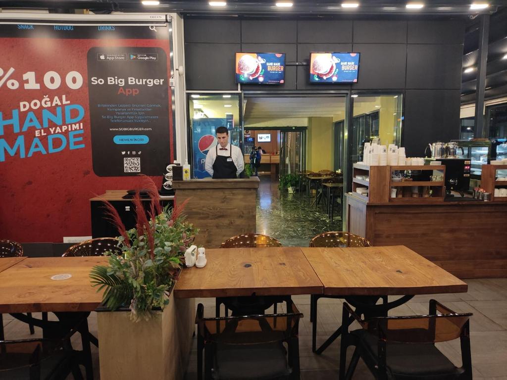 A restaurant or other place to eat at Kuhla Hotel