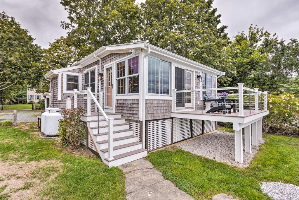 una casa pequeña con porche y escaleras en Charming Bristol Cottage with Private Beach!, en Bristol