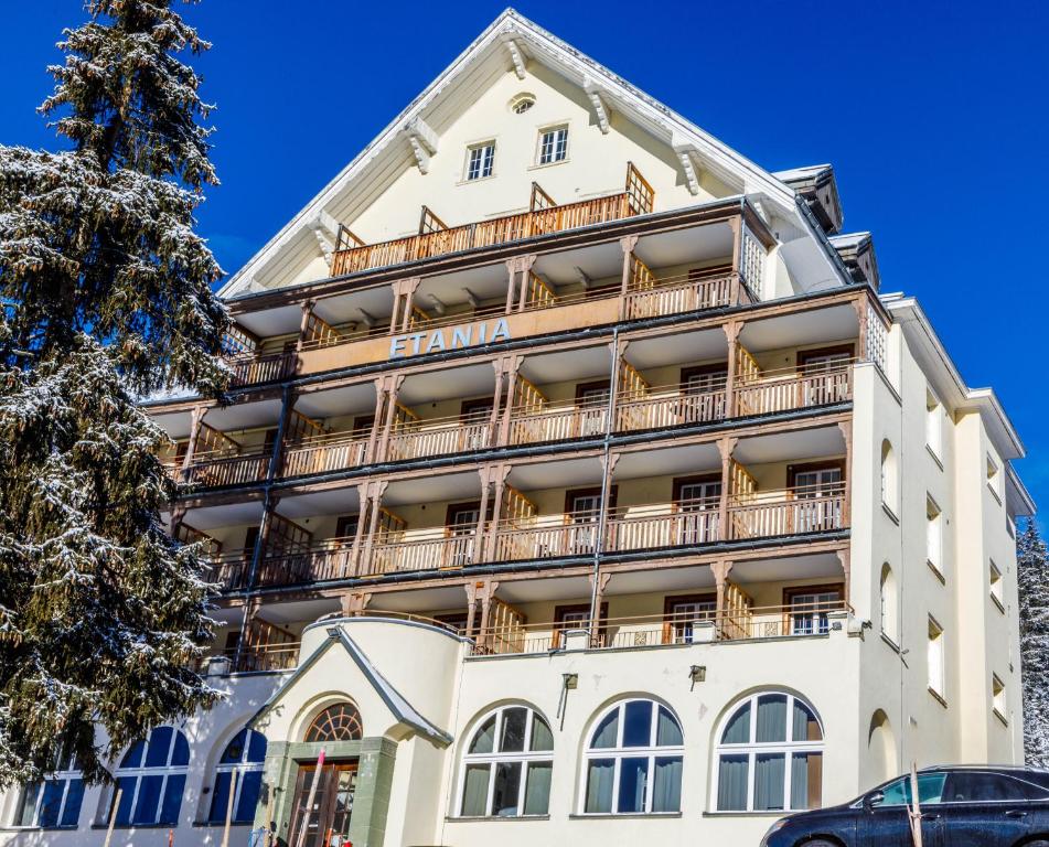 ダボスにあるZentrum Haus Davosのバルコニー付きの白い大きな建物