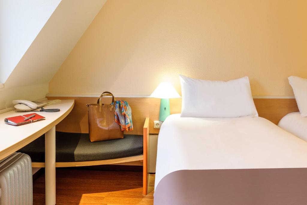 Postel nebo postele na pokoji v ubytování ibis Hotel Erfurt Altstadt