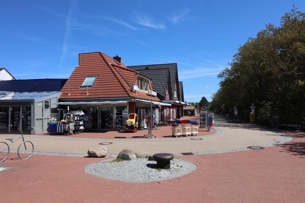 um edifício com uma fonte no meio de uma rua em Wernerwaldstr-1 em Cuxhaven