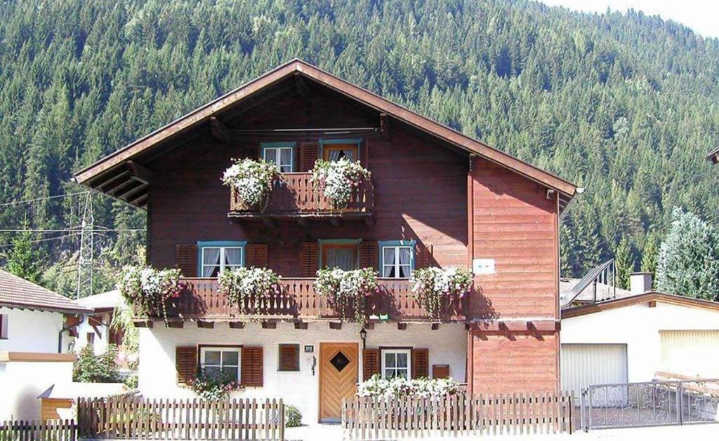 Una casa con macetas en el balcón. en Arlberghaus Rocks, en Flirsch