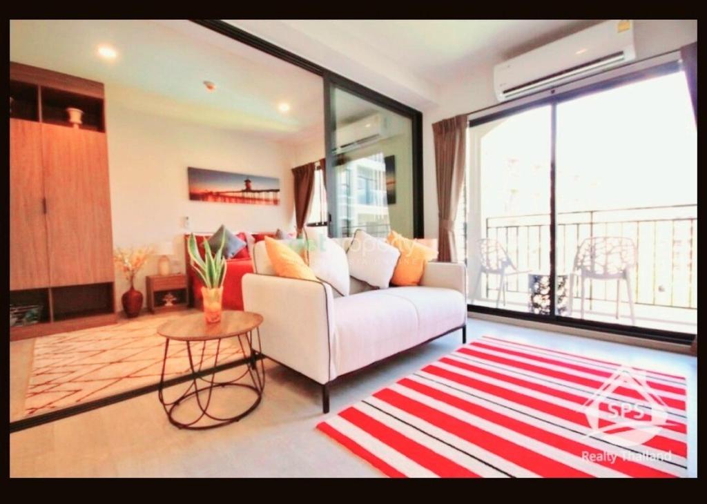 sala de estar con sofá blanco y ventana grande en Hua Hin La Casita Beautiful Two Bedroom Condo With Great Views, en Hua Hin
