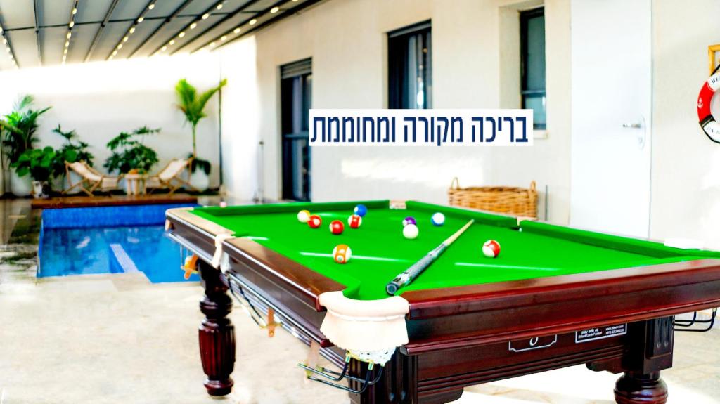 Biliár nebo kulečník v ubytování פרפקט וילה כרמית