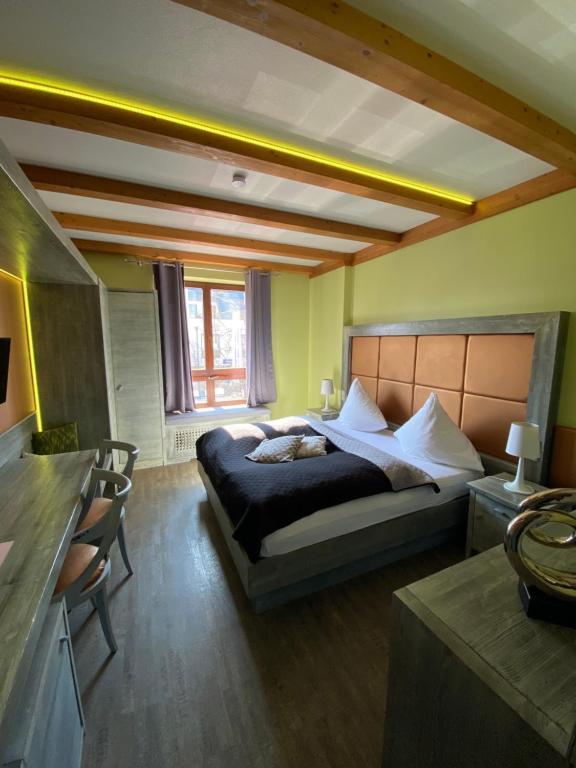 um quarto com uma cama grande num quarto em Hotel Ristorante La Terrazza em Planegg