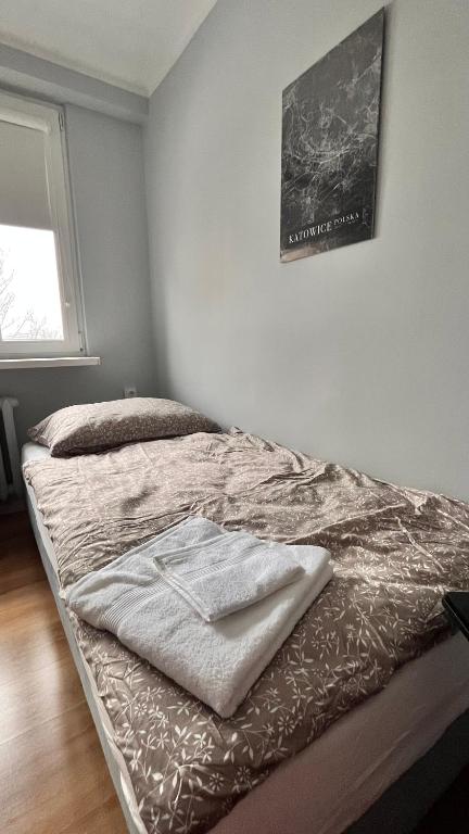 Posteľ alebo postele v izbe v ubytovaní Apartament z widokiem na Spodek